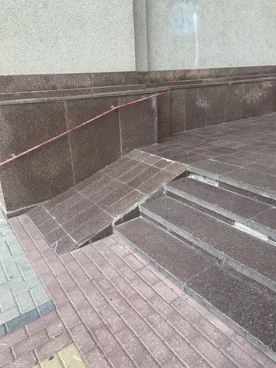 За гроші закладу: підіймач для маломобільних груп встановили в облмуздрамтеатрі Рівного За гроші закладу: підіймач для маломобільних груп встановили в облмуздрамтеатрі Рівного