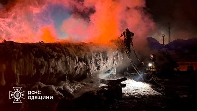 Армія РФ атакувала "шахедами" Одещину: є влучання у пʼятиповерхівку та пошкодження портової інфраструктури Армія РФ атакувала "шахедами" Одещину: є влучання у пʼятиповерхівку та пошкодження портової інфраструктури