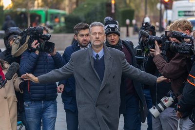 Екслідер партії "Реформуй" в Уельсі Нейтан Гілл відштовхує руками камери і журналістів, коли прибуває на винесення йому вироку в суді Олд-Бейлі у Лондоні, Велика Британія, 21 листопада 2025 року Екслідер партії "Реформуй" в Уельсі Нейтан Гілл відштовхує руками камери і журналістів, коли прибуває на винесення йому вироку в суді Олд-Бейлі у Лондоні, Велика Британія, 21 листопада 2025 року