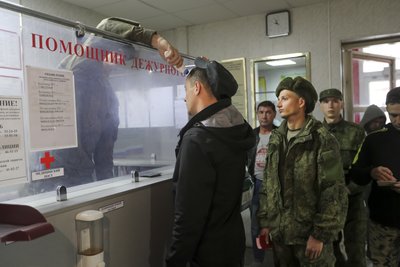 Мобілізація до лав окупантів, проблеми з мобільним зв'язком: що відбувається на окупованій Луганщині Мобілізація до лав окупантів, проблеми з мобільним зв'язком: що відбувається на окупованій Луганщині