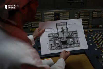 Працівник ЧАЕС показує схему 4-го енергоблоку, який вибухнув у 1986 році. Чорнобиль, 22 квітня 2026 року Працівник ЧАЕС показує схему 4-го енергоблоку, який вибухнув у 1986 році. Чорнобиль, 22 квітня 2026 року