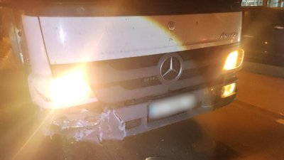 ДТП у Чернігові: вантажівка врізалася в легковик, а той збив пішохода ДТП у Чернігові: вантажівка врізалася в легковик, а той збив пішохода