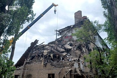 КАБ поцілив у будинок у Краматорську: як розбирають завали — фото
