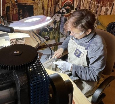 Хмельничанка Олена Павлова під час робочого процесу створення ювелірного виробу Хмельничанка Олена Павлова під час робочого процесу створення ювелірного виробу