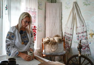 Етносадиба на Черкащині: як ожила стара хата і чому козацький хліб у ній смакує найкраще Етносадиба на Черкащині: як ожила стара хата і чому козацький хліб у ній смакує найкраще