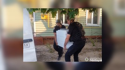 На Чернігівщині поліцейські евакуювали з прикордоння двох пенсіонерів На Чернігівщині поліцейські евакуювали з прикордоння двох пенсіонерів