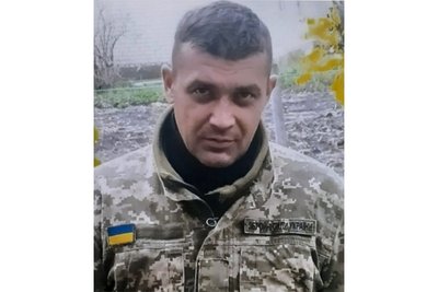 В місті на Житомирщині на Алеї пам’яті померлому воїну не ставлять банер: чому і що про це відомо В місті на Житомирщині на Алеї пам’яті померлому воїну не ставлять банер: чому і що про це відомо