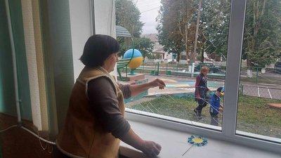 Надія Адамчук показує пошкоджене вікно Надія Адамчук показує пошкоджене вікно
