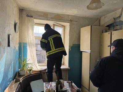 "Чотирикімнатна стала однокімнатною. Через діру навіть сусідський під'їзд видно". Очевидці про чергові обстріли Херсона "Чотирикімнатна стала однокімнатною. Через діру навіть сусідський під'їзд видно". Очевидці про чергові обстріли Херсона