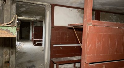 Попри аварійний стан, місцеві жителі користуються сховищем під час повітряних тривог, жовтень 2026 року, Хмельницький Попри аварійний стан, місцеві жителі користуються сховищем під час повітряних тривог, жовтень 2026 року, Хмельницький