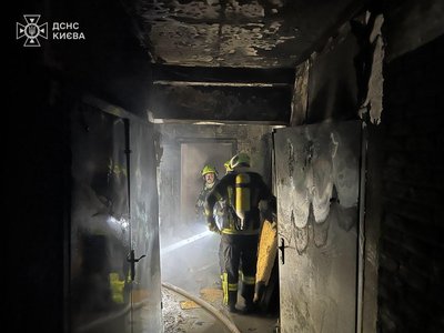 У Києві ліквідували пожежу в багатоповерхівці, врятували 12 мешканців У Києві ліквідували пожежу в багатоповерхівці, врятували 12 мешканців