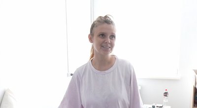Діана Самусько під час СПА вперше спробувала покупати свою новонароджену доньку Діана Самусько під час СПА вперше спробувала покупати свою новонароджену доньку