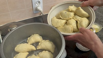 Не в сезон: як на Рівненщині готують вареники з чорницями упродовж усього року Не в сезон: як на Рівненщині готують вареники з чорницями упродовж усього року