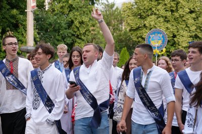 "Марш подяки": фоторепортаж з ходи випускників у Черкасах "Марш подяки": фоторепортаж з ходи випускників у Черкасах