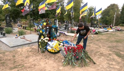 "Хай хлопці спочивають спокійно": у місті на Черкащині на Алеї Героїв встановили камери "Хай хлопці спочивають спокійно": у місті на Черкащині на Алеї Героїв встановили камери