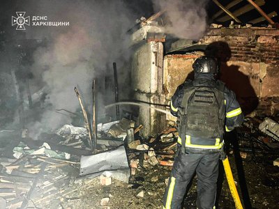 У Великому Бурлуку російські БпЛА поцілили у приватний будинок на двох господарів, сталася пожежа вночі 22 вересня 2025 року У Великому Бурлуку російські БпЛА поцілили у приватний будинок на двох господарів, сталася пожежа вночі 22 вересня 2025 року