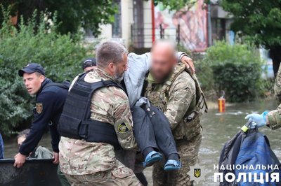 "За пів доби навчився керувати катером". Херсонський боєць спецпідрозділу про евакуацію людей з-під обстрілів та повені "За пів доби навчився керувати катером". Херсонський боєць спецпідрозділу про евакуацію людей з-під обстрілів та повені