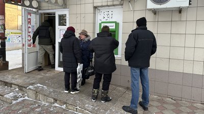 Люди біля магазину Дружківка Донецька область 31 грудня 2025 рік Люди біля магазину Дружківка Донецька область 31 грудня 2025 рік