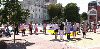 У середмісті Хмельницького на акцію зібралось дві сотні учасників У середмісті Хмельницького на акцію зібралось дві сотні учасників