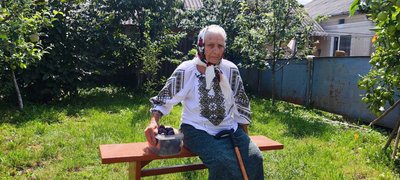 Столітня бабуся Столітня бабуся