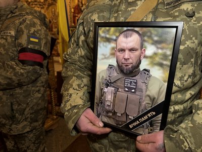 У Полтаві попрощались із воїнами, які полягли обороняючи Україну У Полтаві попрощались із воїнами, які полягли обороняючи Україну