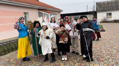 На Рівненщині збирали гроші для військових у вертепі з колядою На Рівненщині збирали гроші для військових у вертепі з колядою