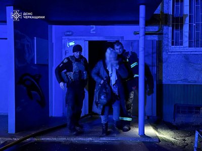 Врятували 8 мешканців будинку, з них — 3 дітей: у Черкасах сталася пожежа у дев'ятиповерхівці Врятували 8 мешканців будинку, з них — 3 дітей: у Черкасах сталася пожежа у дев'ятиповерхівці