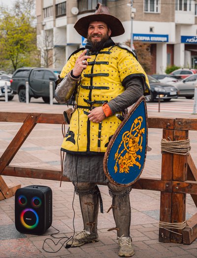 Тренер Максим Петріщев в обладунках для лицарського бою у Києві Тренер Максим Петріщев в обладунках для лицарського бою у Києві