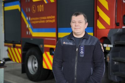 Обледенілий шолом: історія фото рятувальника з Полтавщини Обледенілий шолом: історія фото рятувальника з Полтавщини