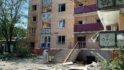«Думала, помираю». Містяни розказали, як бомби били по 14-поверхівці в Краматорську «Думала, помираю». Містяни розказали, як бомби били по 14-поверхівці в Краматорську