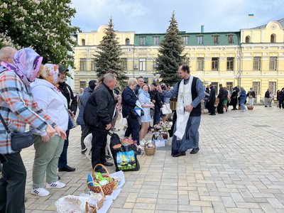 Великдень: кияни освячують паски Михайлівському соборі Великдень: кияни освячують паски Михайлівському соборі