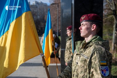 В Одесі вшанували пам’ять загиблих захисників і передали державну нагороду родині полеглого офіцера В Одесі вшанували пам’ять загиблих захисників і передали державну нагороду родині полеглого офіцера