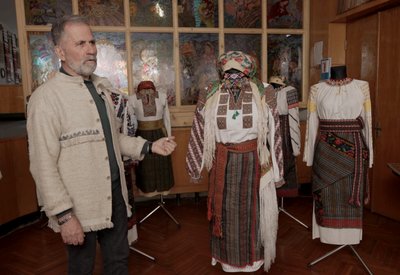 "Жінка вишила сорочку на засланні в Сибіру": етнограф колекціонує сторічні буковинські вишиванки "Жінка вишила сорочку на засланні в Сибіру": етнограф колекціонує сторічні буковинські вишиванки