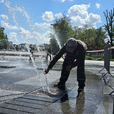 Сухий фонтан перед Держпромом у Харкові планують увімкнути вперше від початку вторгнення Сухий фонтан перед Держпромом у Харкові планують увімкнути вперше від початку вторгнення