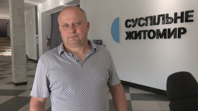 У Житомирі асфальт довкола стовбура дуба на вулиці Володимира Гнатюка не зняли У Житомирі асфальт довкола стовбура дуба на вулиці Володимира Гнатюка не зняли