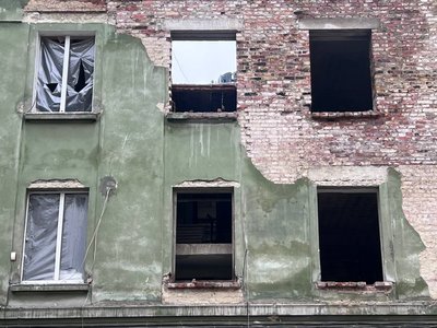"Меблі викинули, вікон немає": у Львові відновлюють будинки на Стрийській після ракетної атаки "Меблі викинули, вікон немає": у Львові відновлюють будинки на Стрийській після ракетної атаки