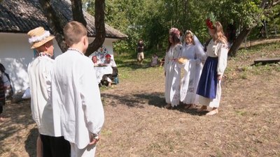 "Я мріяла про весілля змалечку, щоб по всім традиціям": на Хмельниччині школярі "зіграли" автентичне весілля "Я мріяла про весілля змалечку, щоб по всім традиціям": на Хмельниччині школярі "зіграли" автентичне весілля