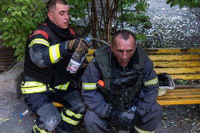 рятувальники обливаються водою та відпочивають, пошуково-рятувальна операція, Харків, 22 червня 2024 року рятувальники обливаються водою та відпочивають, пошуково-рятувальна операція, Харків, 22 червня 2024 року