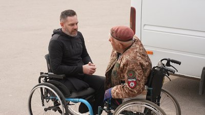 Збирає гроші для ЗСУ. У Кропивницький вдруге приїхав херсонський волонтер дядя Гриша Збирає гроші для ЗСУ. У Кропивницький вдруге приїхав херсонський волонтер дядя Гриша