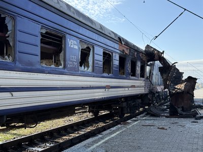 РФ атакувала потяг "Шостка — Київ" на залізничному вокзалі : є загиблі та травмовані