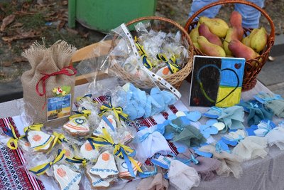 У Звягелі на благодійному ярмарку зібрали понад 100 тисяч гривень на допомогу ЗСУ У Звягелі на благодійному ярмарку зібрали понад 100 тисяч гривень на допомогу ЗСУ