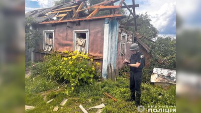 Зруйнували й пошкодили будинки та сільгосптехніку: росіяни атакували центр села на прикордонні Чернігівщини Зруйнували й пошкодили будинки та сільгосптехніку: росіяни атакували центр села на прикордонні Чернігівщини