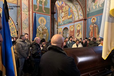 "Честь — це про нього": у Києві попрощалися із загиблим на війні Володимиром Кучеренком "Честь — це про нього": у Києві попрощалися із загиблим на війні Володимиром Кучеренком