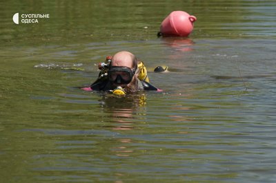 Прибирають сміття та перевіряють дно: як працюють водолази на річці Турунчук на Одещині