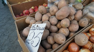 Продаж картоплі на ринку, Суми, жовтень 2024 р. Продаж картоплі на ринку, Суми, жовтень 2024 р.