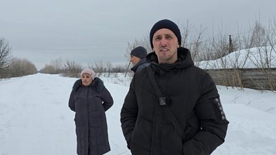 Прифронтову дорогу на Чернігівщині чистять фермери, щоб у села могли доставити продукти або відвезти людей до лікарні Прифронтову дорогу на Чернігівщині чистять фермери, щоб у села могли доставити продукти або відвезти людей до лікарні