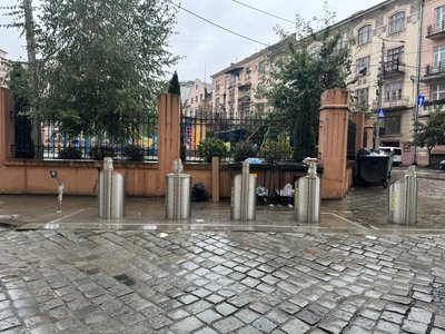 Підземні смітники, які досі не працюють на вулиці Миколи Лисенка у Чернівцях Підземні смітники, які досі не працюють на вулиці Миколи Лисенка у Чернівцях