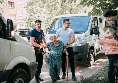 Жінку евакуюють з прифронтової громади Харківщини Жінку евакуюють з прифронтової громади Харківщини