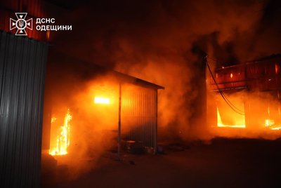 Російська армія атакувала Одесу дронами: загорілися резервуари з пальним, будинок і склад з іграшками