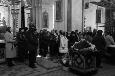 У Луцьку провели в останню дорогу 42-річного військового сапера Юрія Криворучка У Луцьку провели в останню дорогу 42-річного військового сапера Юрія Криворучка